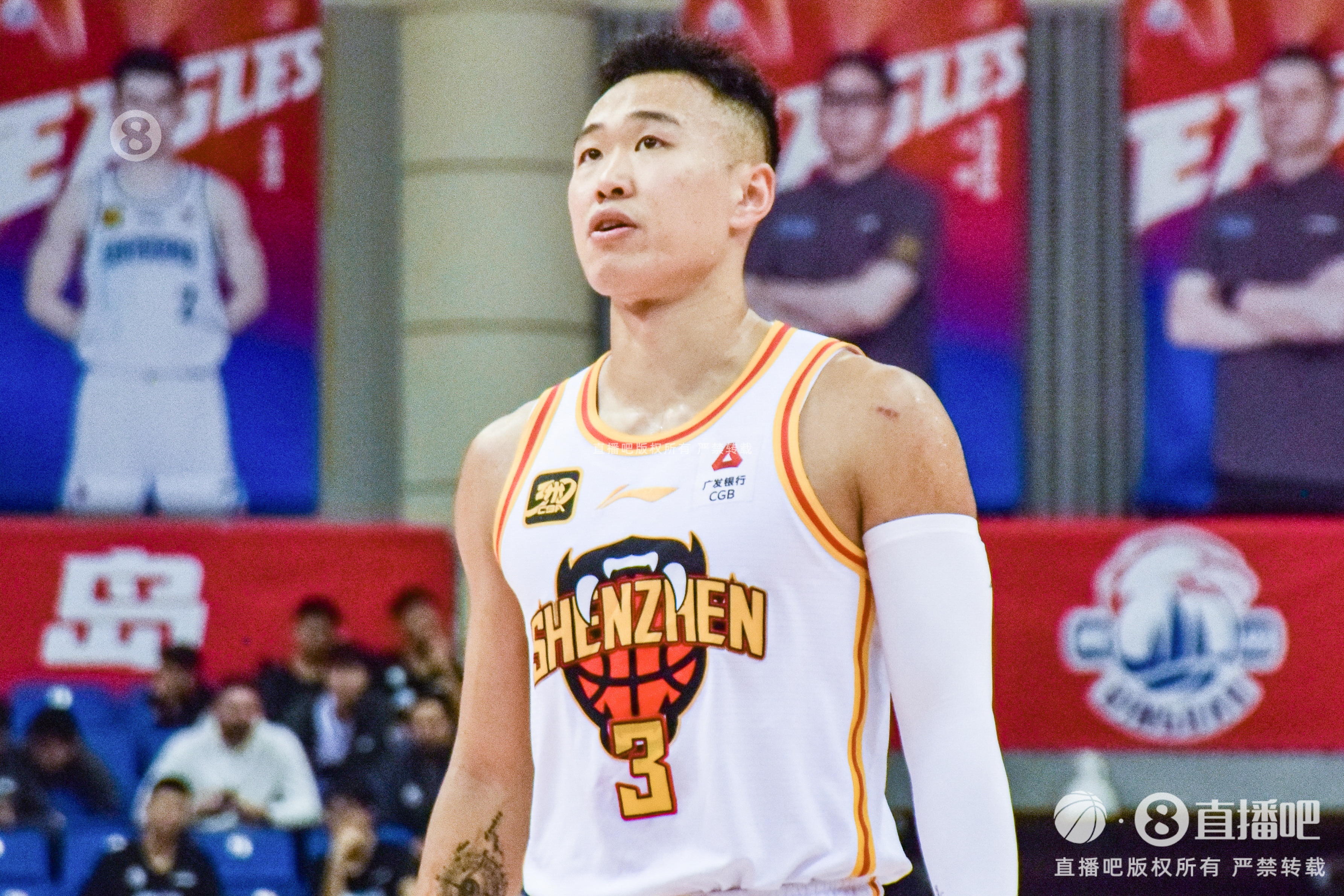 下半場(chǎng)沒給打！賀希寧14分鐘3中0無(wú)得分 僅拿3籃板